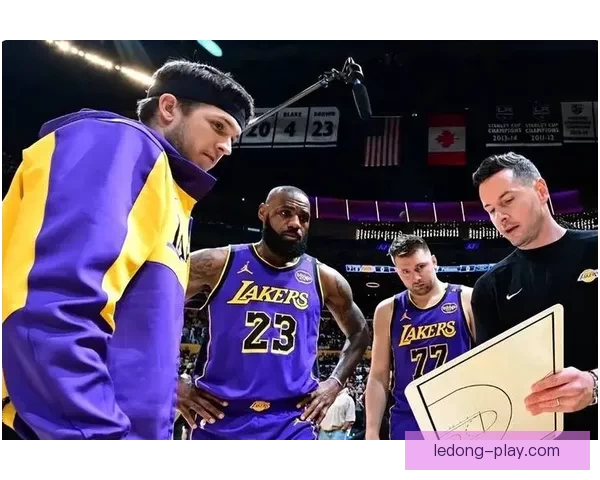 詹姆斯点评里夫斯球风 独特节奏与变向打破白人球员刻板印象 詹姆斯点评里夫斯球风 独特节奏与变向打破白人球员刻板印象