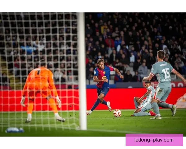 巴萨中卫蹬踏染红后获改判 西蒙尼愤怒挥手 马竞官方质疑判罚